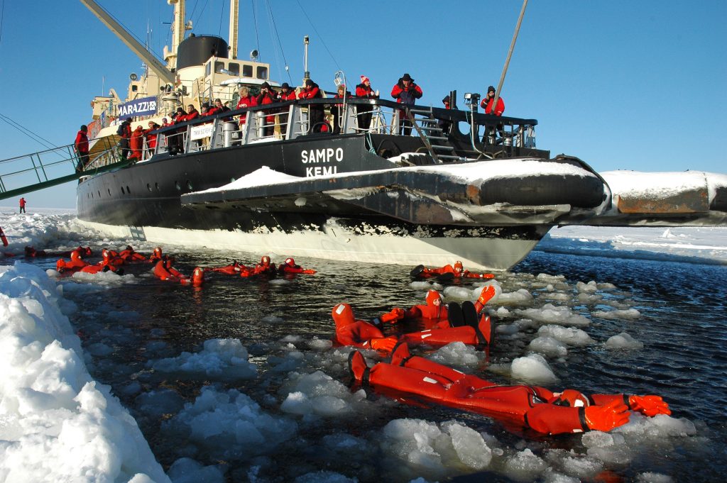 Rovaniemi: Icebreaker Cruise with Lunch and Ice Floating